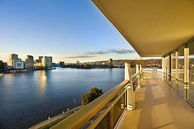 1200 Lakeshore Apartments