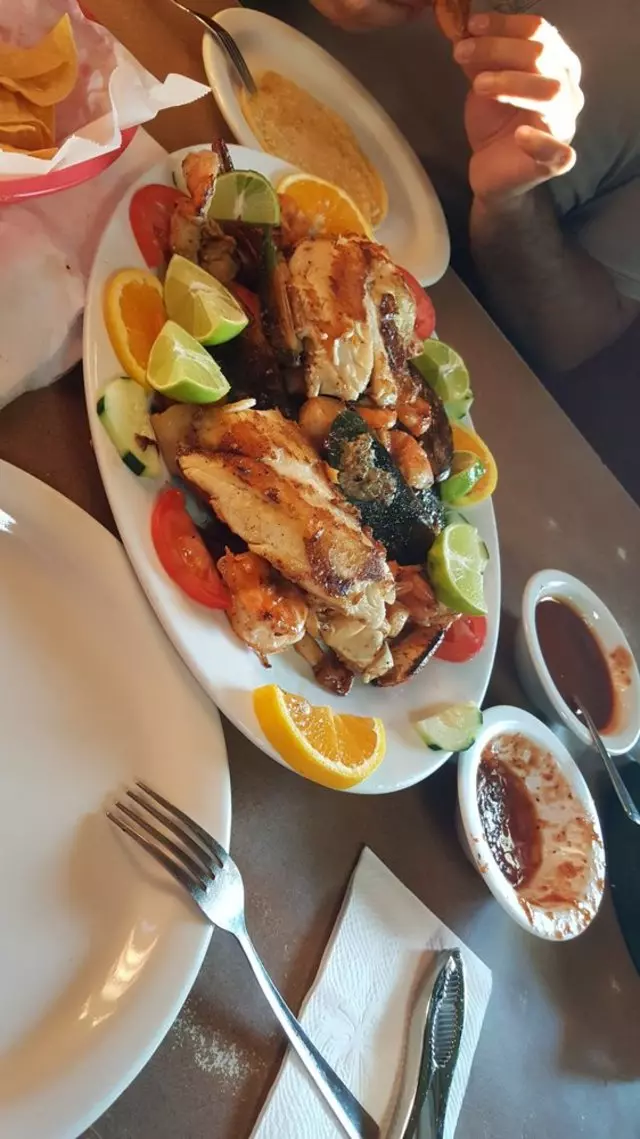 4 Caminos Restaurant