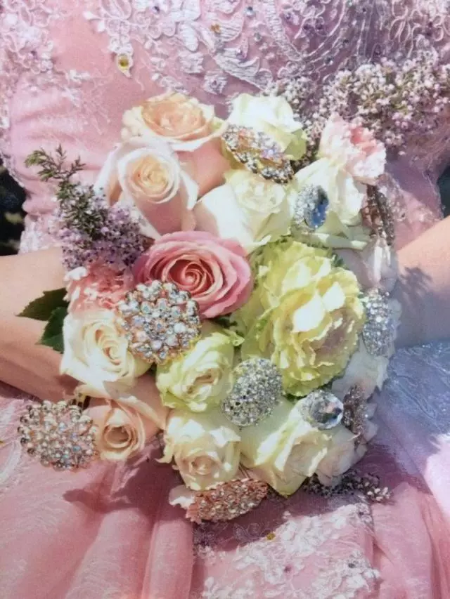 Alma’s Bridal & Flowers