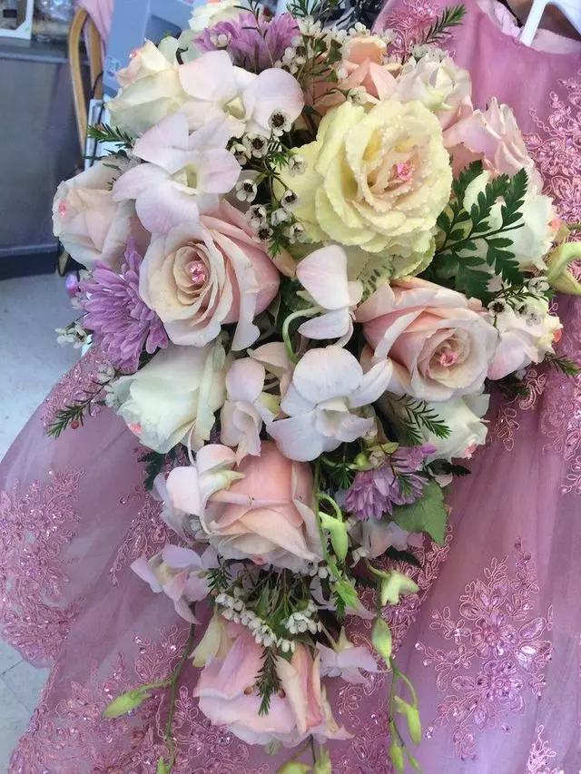 Alma’s Bridal & Flowers